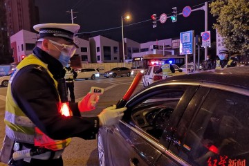 一手测温枪一手快检棒疫情期间本来这样查酒驾